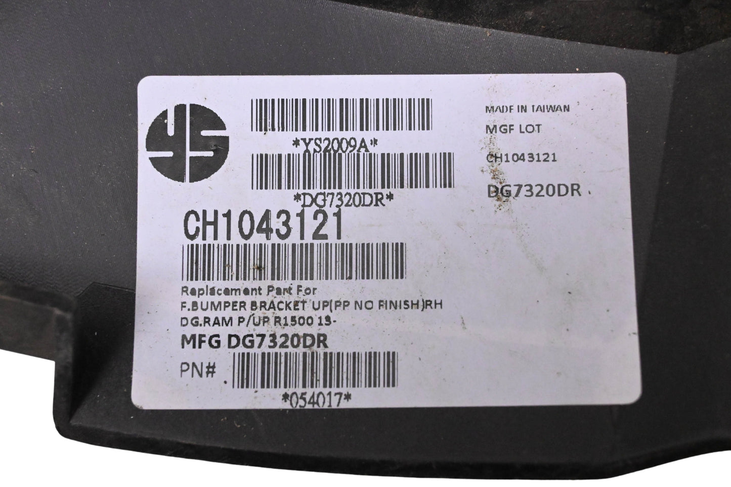 Keystone Automotive Operations CH1043121 Front Right Outer Bumper Cover Support NOS
