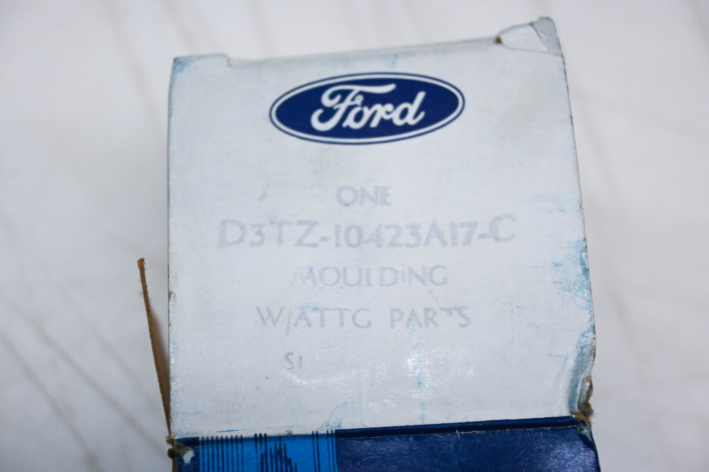 New OEM Ford D3TZ-10423A17-C Moulding Kit NOS