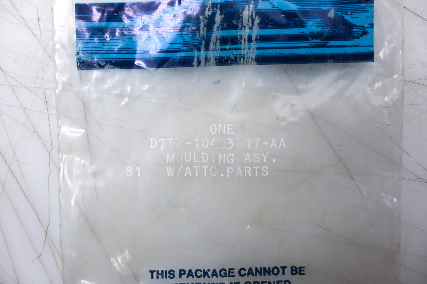 New OEM Ford D7TZ-10423A17-AA Moulding Assembly Kit NOS