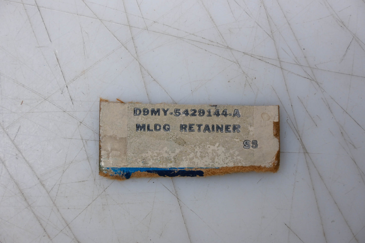 New OEM Ford D9MY-5429144-A Body Side Moulding Retainer NOS