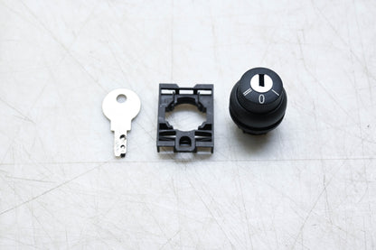 Eaton M22S-WS3 Selector Switch and Key NOS