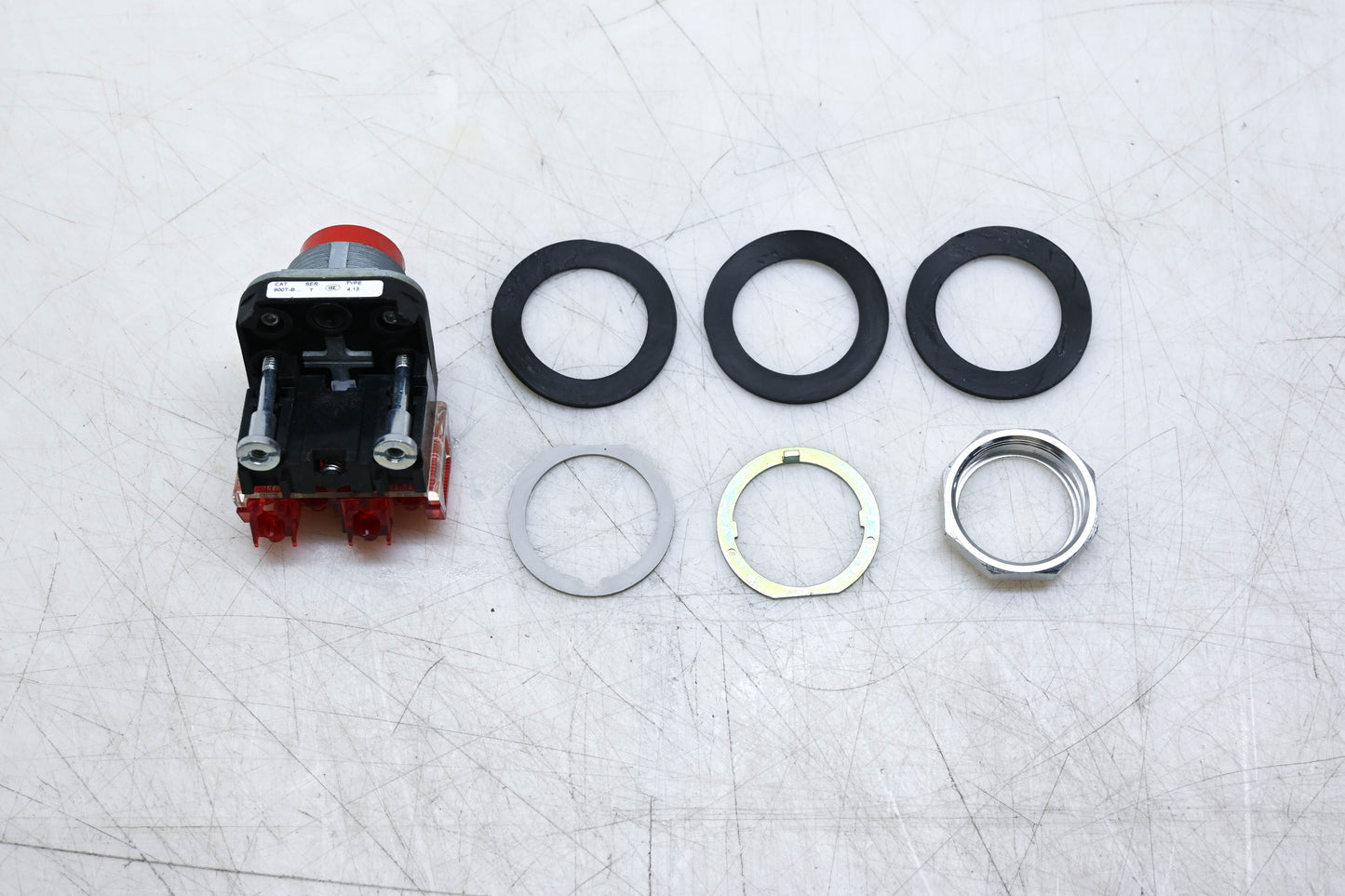 Allen-Bradley 800TC-B6D2 30mm Momentary Push Button NOS