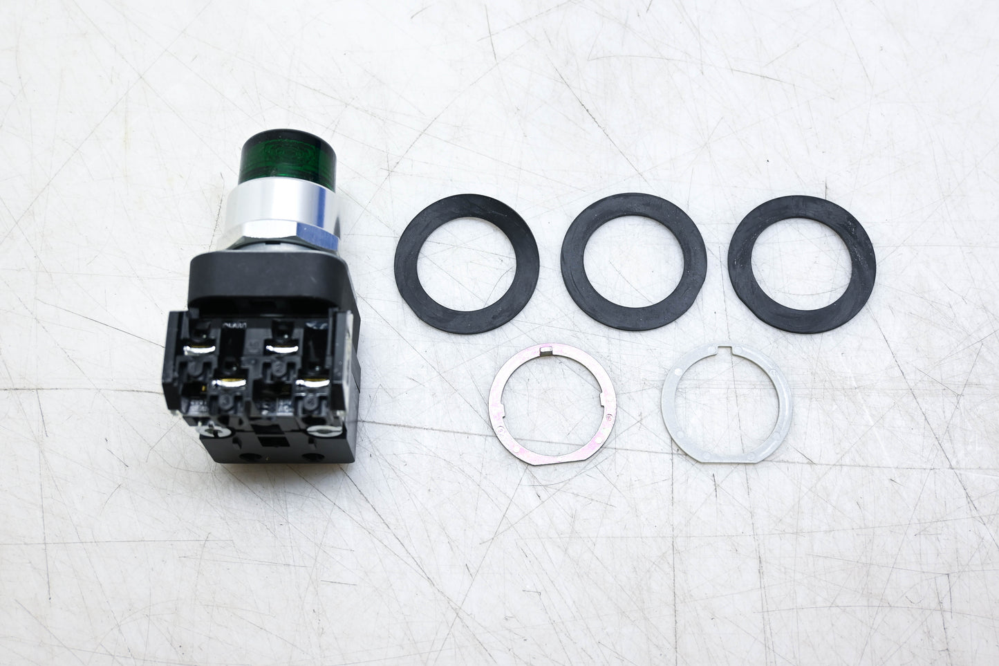 Allen-Bradley 800TC-QBH2G 30mm Green Momentary Push Button NOS