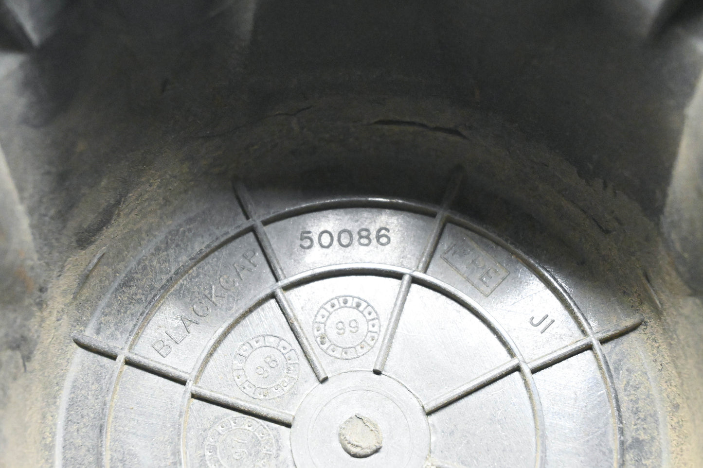 GM 50086 88-00 Silverado 3500 Dually Black Rear Center Cap