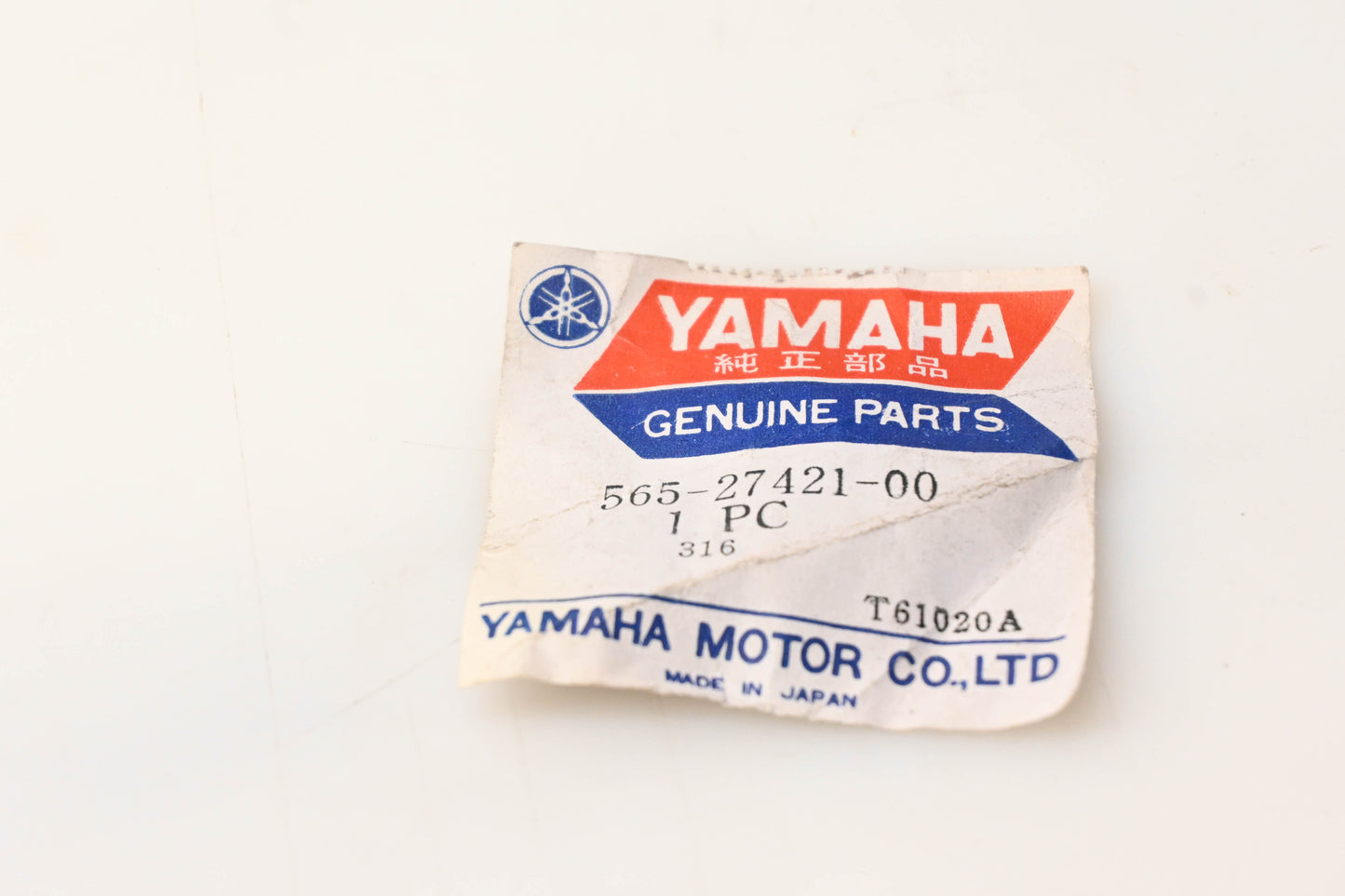 New OEM Yamaha 565-27421-00-00 Right Foot Rest NOS