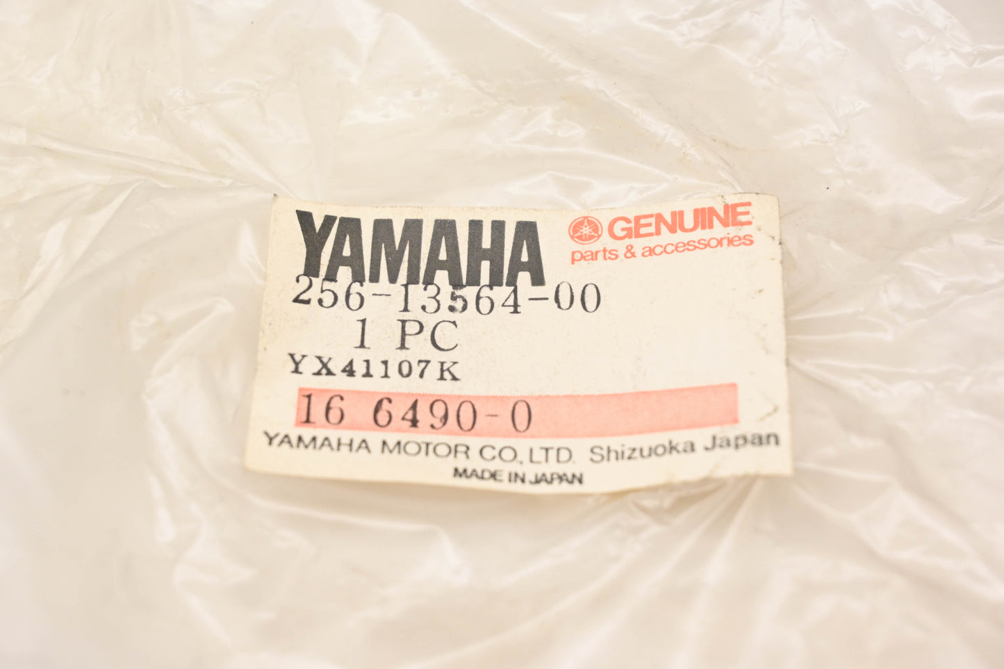 New OEM Yamaha 256-13564-00-00 Carburetor Joint Manifold Intake Cover NOS