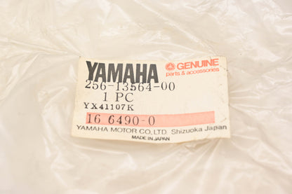 New OEM Yamaha 256-13564-00-00 Carburetor Joint Manifold Intake Cover NOS