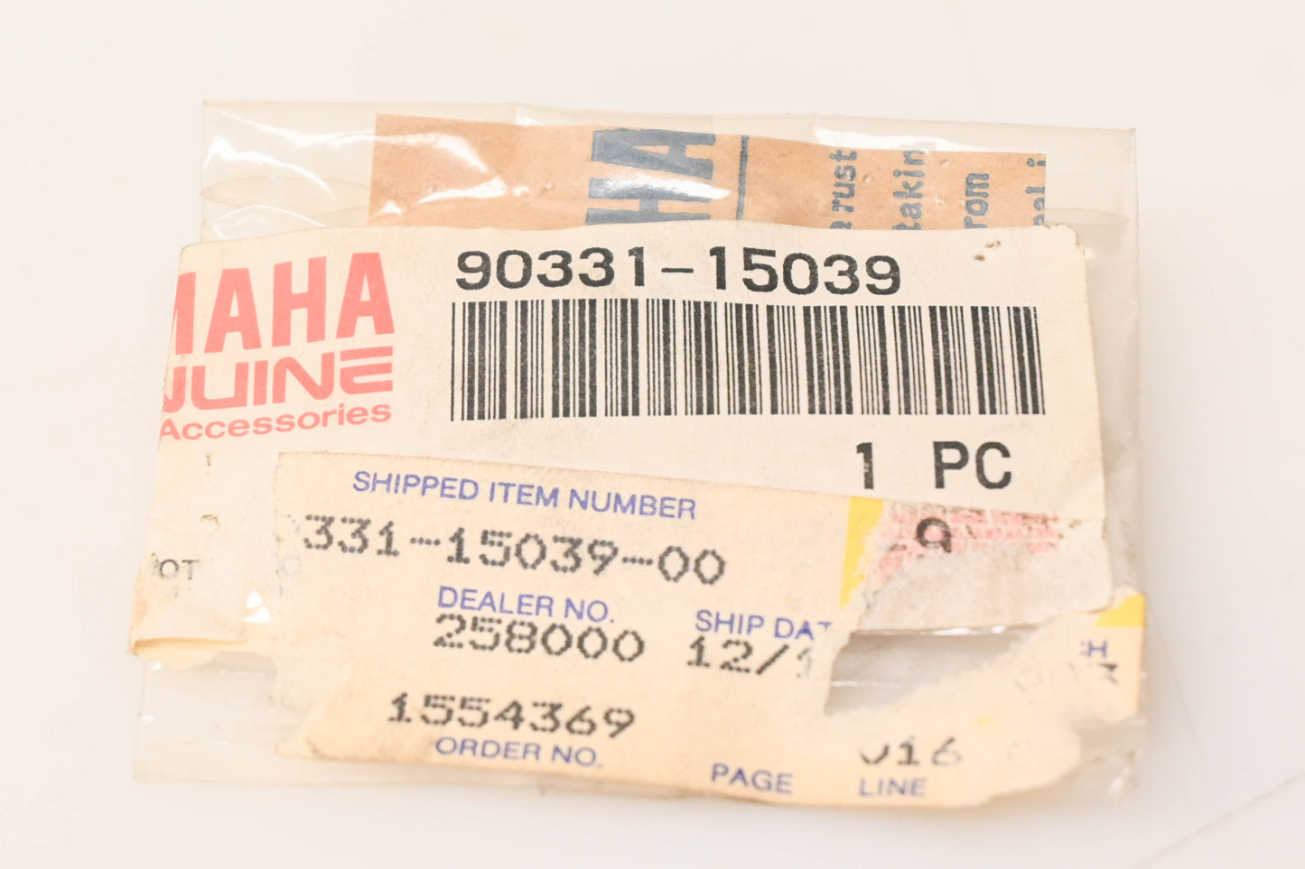 New OEM Yamaha 90331-15039-00 Plug NOS
