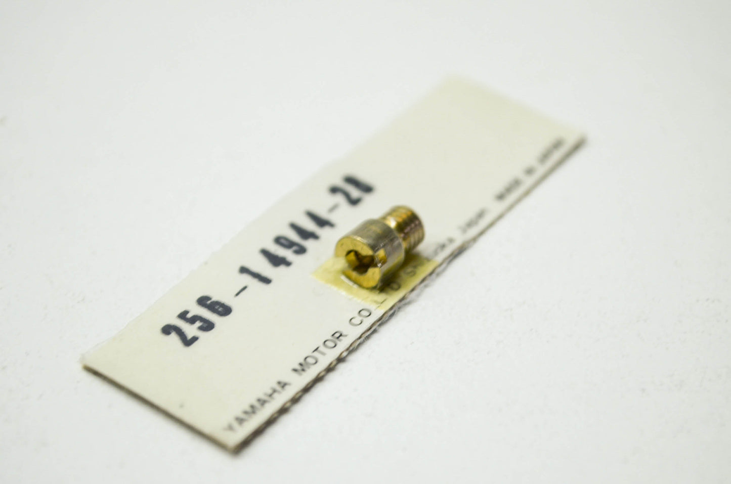 OEM Yamaha 256-14944-28-00 Main Jet #140 NOS