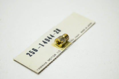 OEM Yamaha 256-14944-28-00 Main Jet #140 NOS