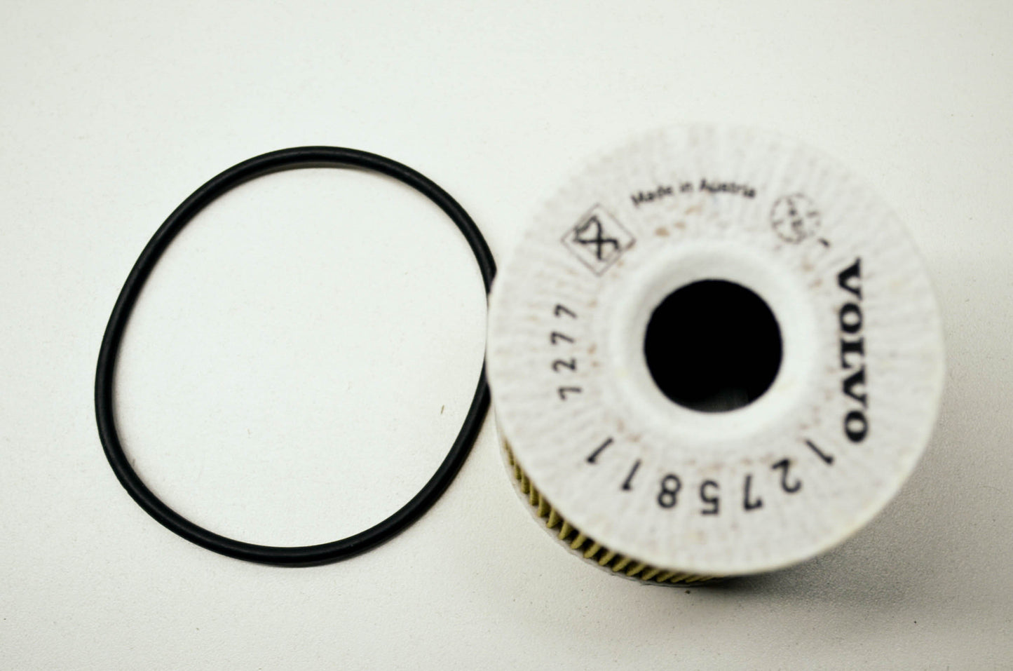 New Volvo Oil Filter S40 V40 S70 V70 C70 S80 NOS