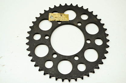 OEM Yamaha 256-25442-21-33 Driven Sprocket 40T NOS