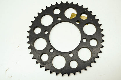 OEM Yamaha 256-25442-21-33 Driven Sprocket 40T NOS