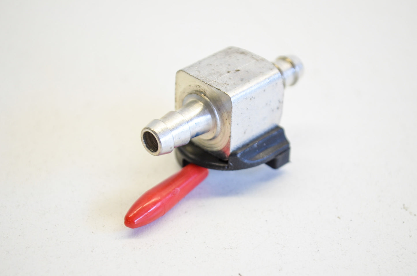 New Dapco Straight Cut-Off Fuel Valve 1/4' Nipples NOS
