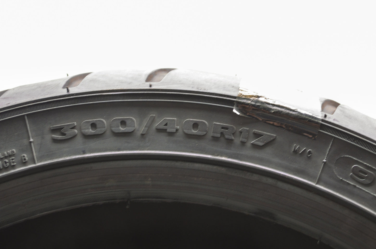 New Avon Venom-R Rear Tire 300/40R17 M/C 90V