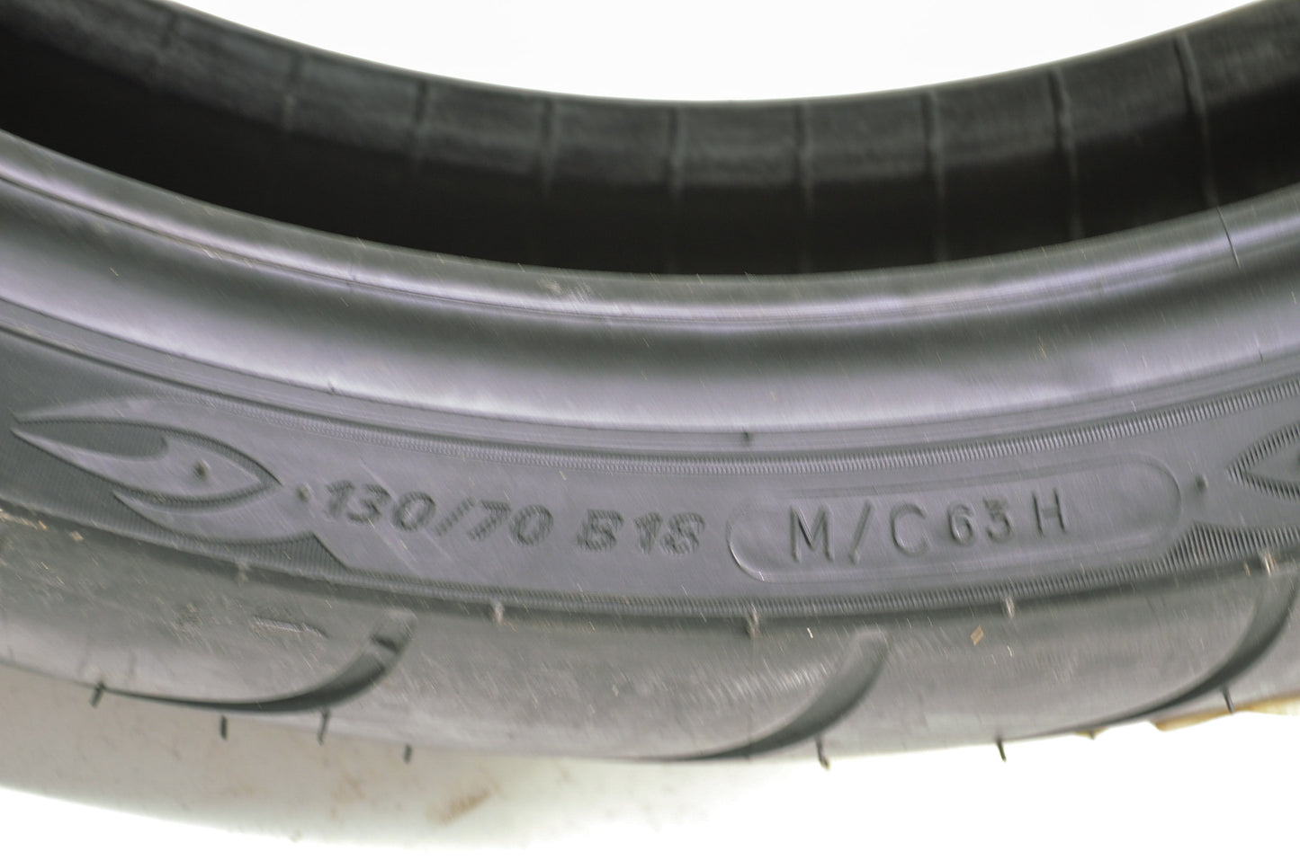 New Michelin Commander II Front Tire 130/70 B 18 M/C 63H