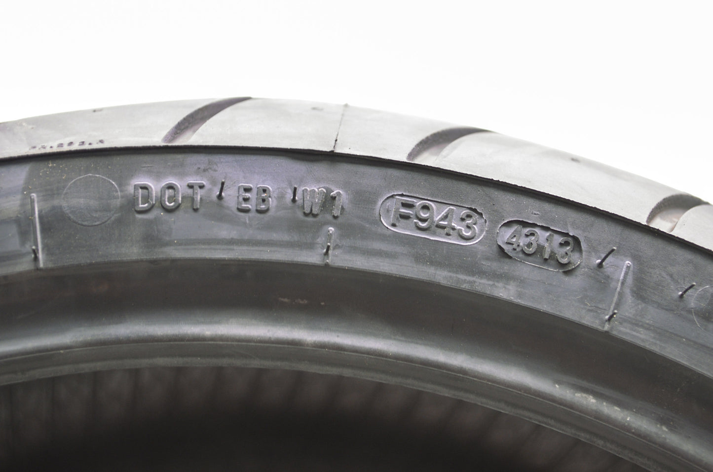 New Metzeler ME880 Marathon Rear Tire 260/40VR 18 M/C 84V