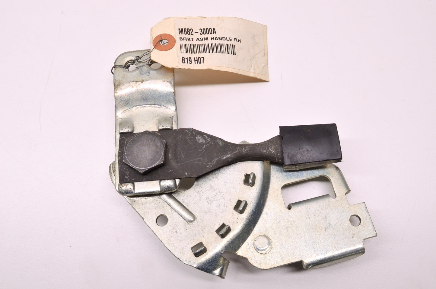MTD M682-3000A, B19 H07, 682-3000A Bracket Assembly Handle RH NOS