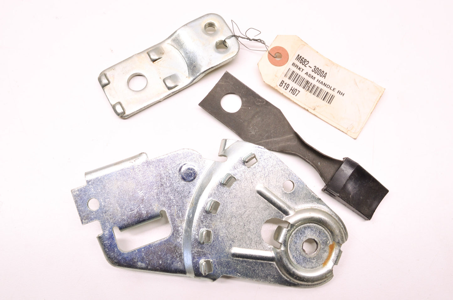 MTD M682-3000A, B19 H07, 682-3000A Bracket Assembly Handle RH NOS