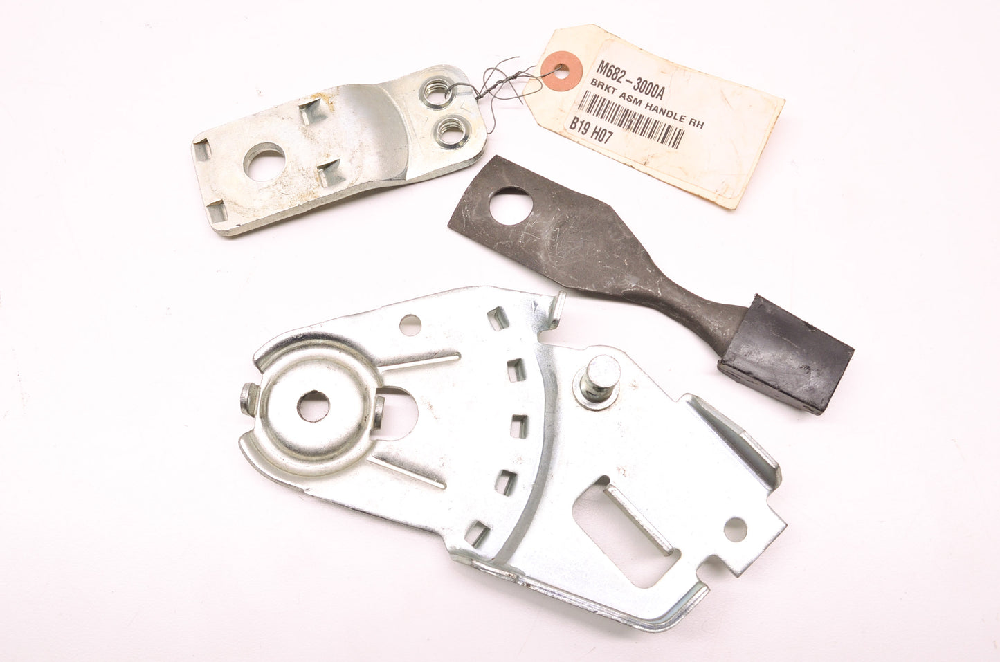 MTD M682-3000A, B19 H07, 682-3000A Bracket Assembly Handle RH NOS