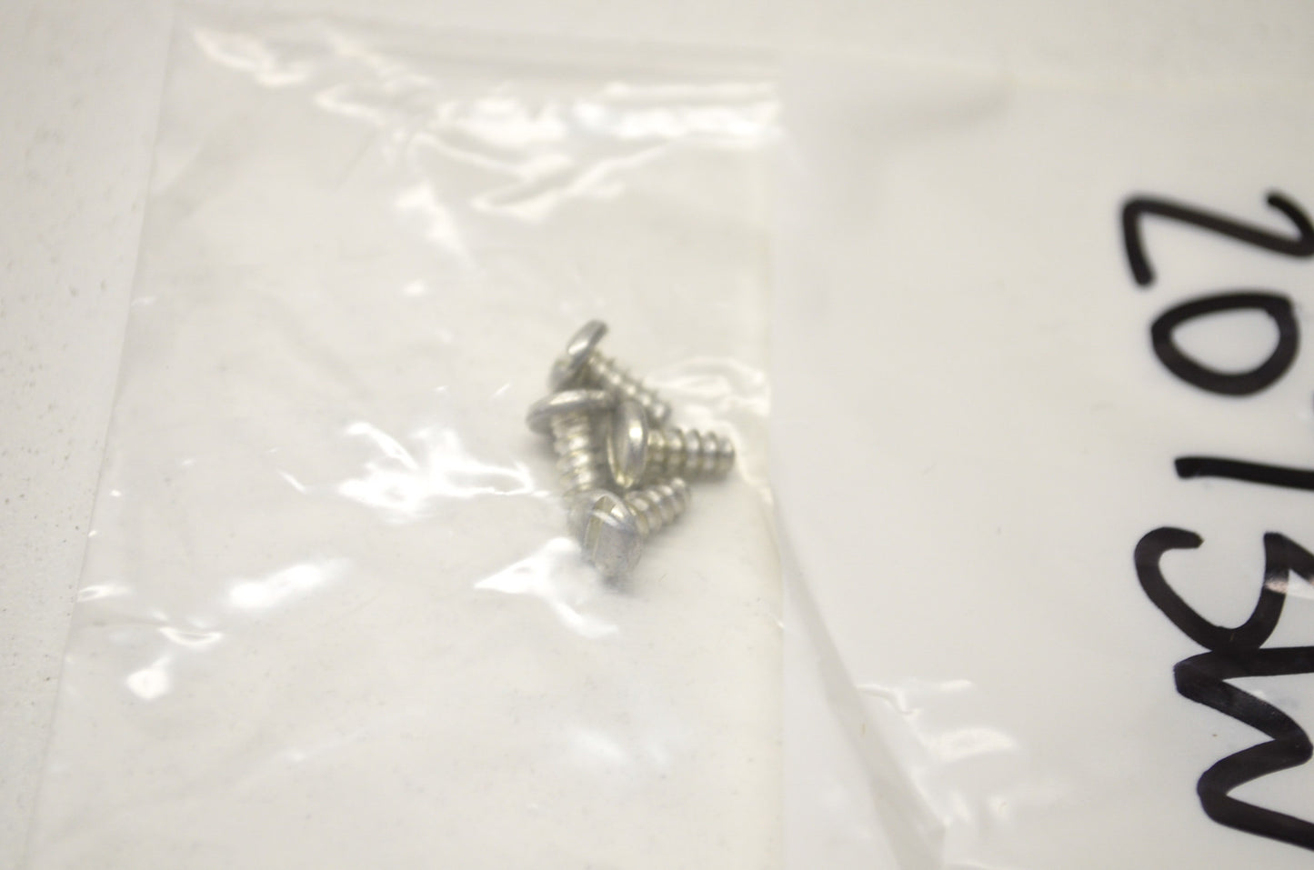 OEM Harley-Davidson 2073W Screw Qty 4 NOS