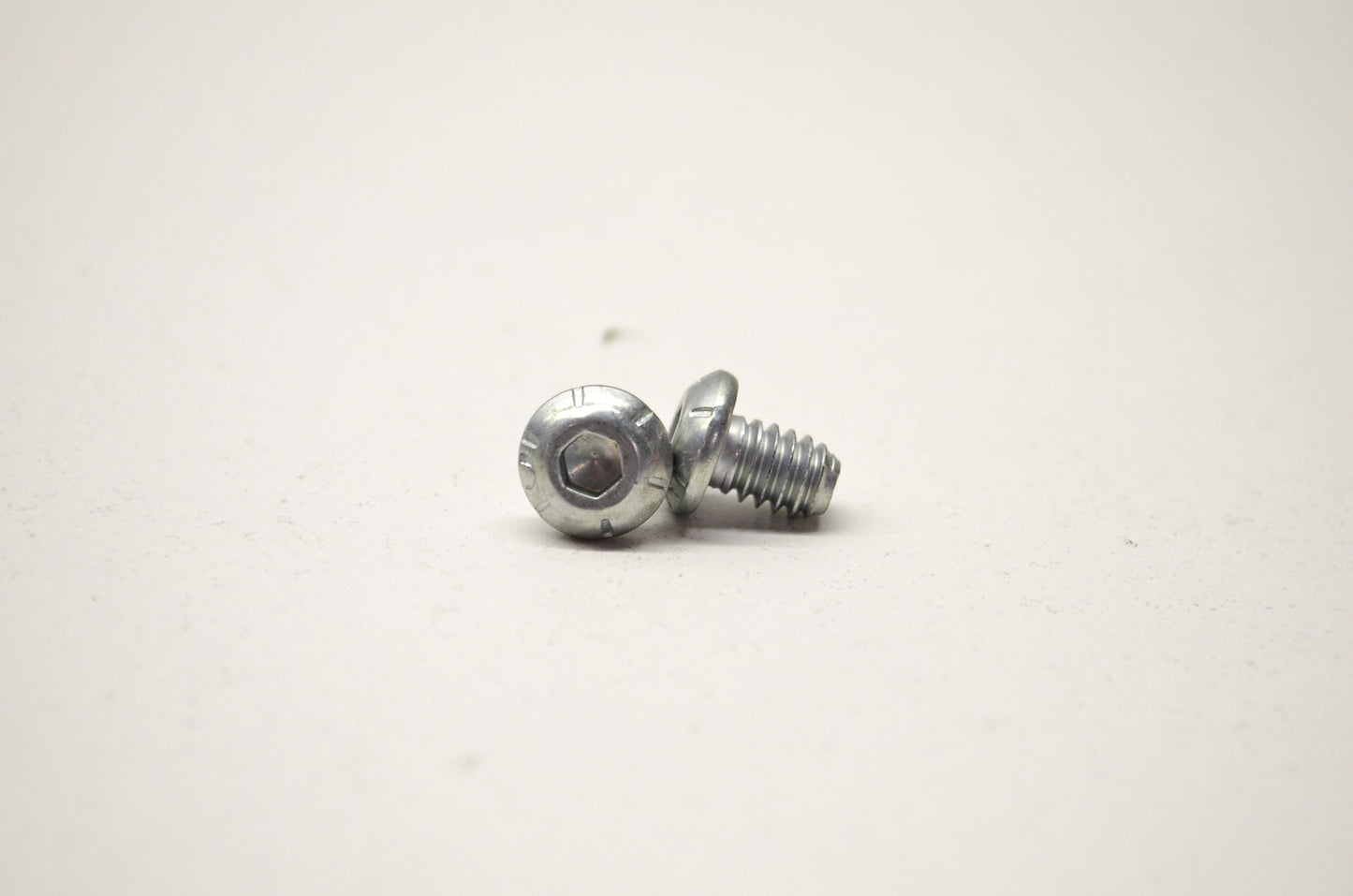 OEM Harley-Davidson 3652 Screw Qty 2 NOS