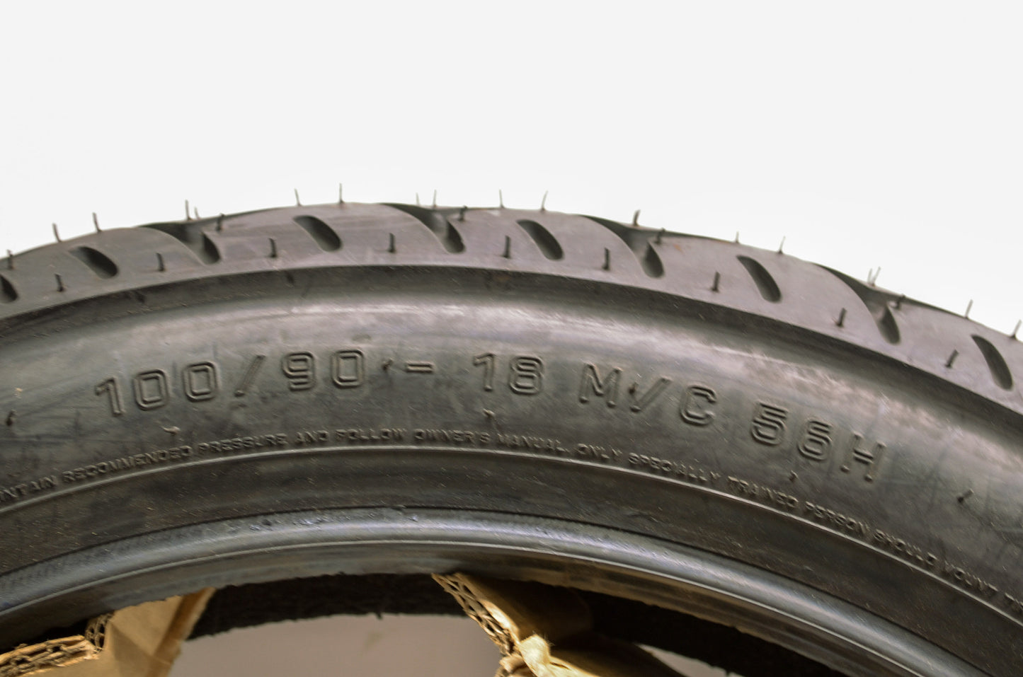New Metzeler Marathon ME880 Front Tire 100/90-18 M/C 56H