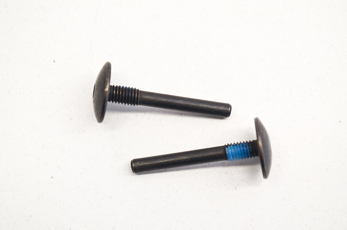 Mount Screw 570 575 XP 576 XP EPA Qty 2 NOS