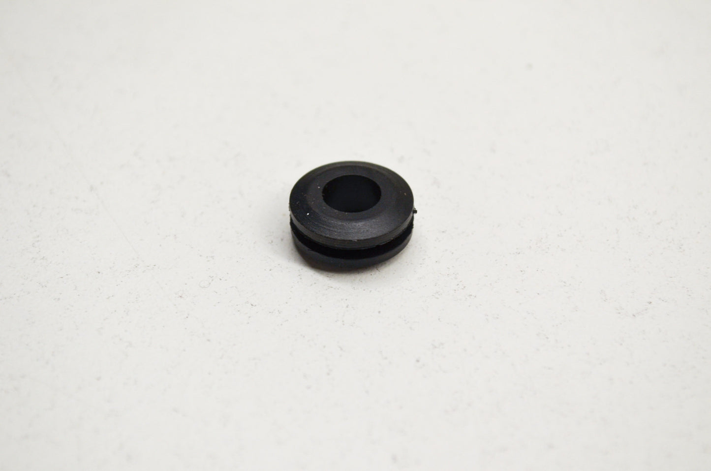 New OEM Husqvarna Rubber Bushing 2100 2101 285 298 NOS