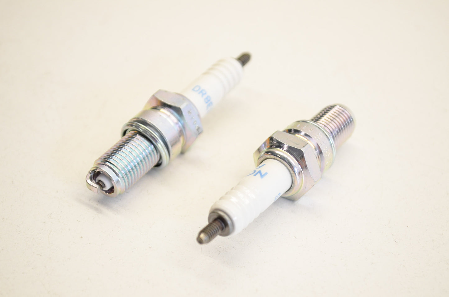 NGK DR8ES, 5423 Spark Plug Qty 2 NOS