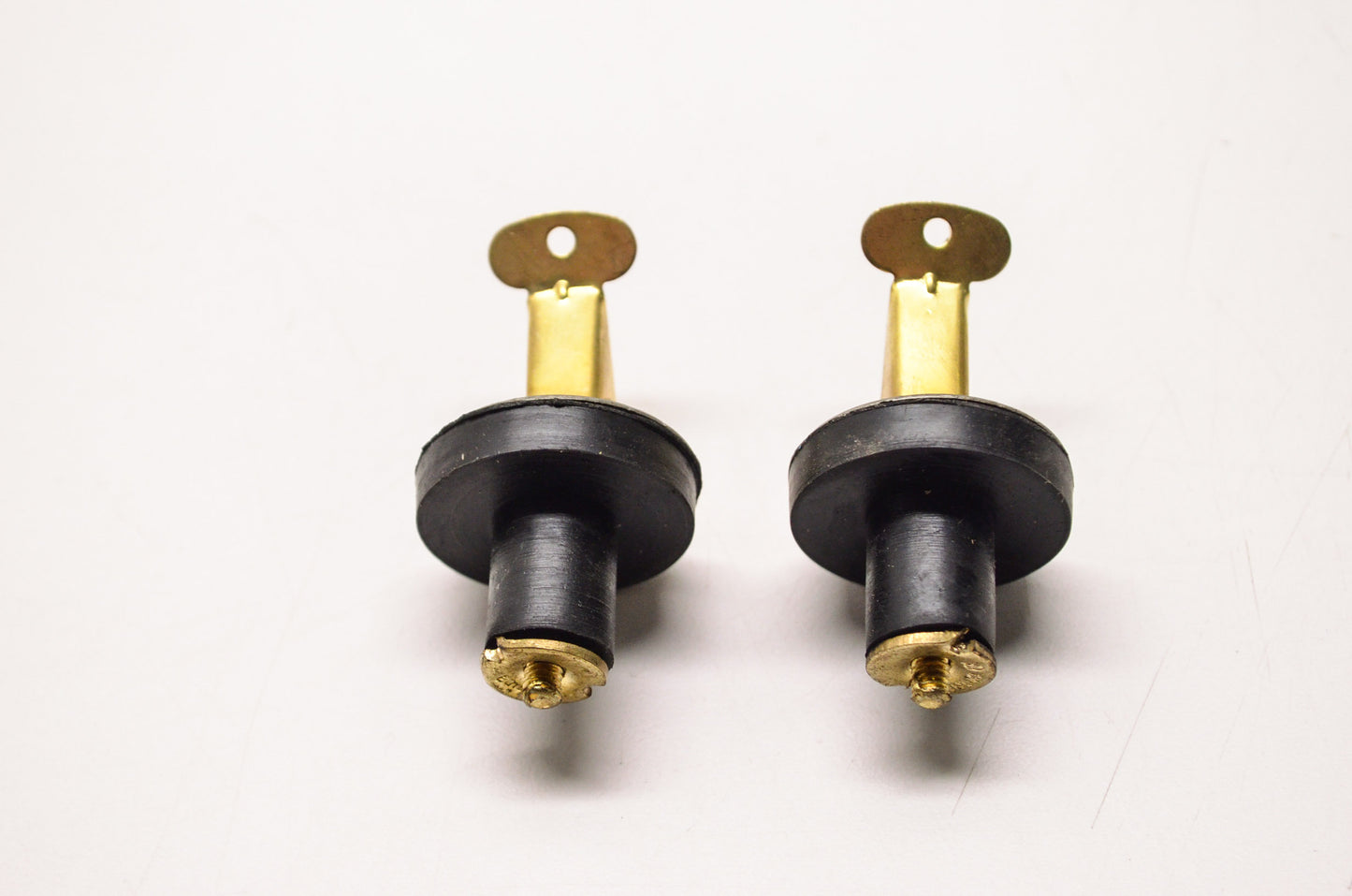 New Seachoice Products Baitwell Plugs for 1/2' Opening Qty 2 NOS