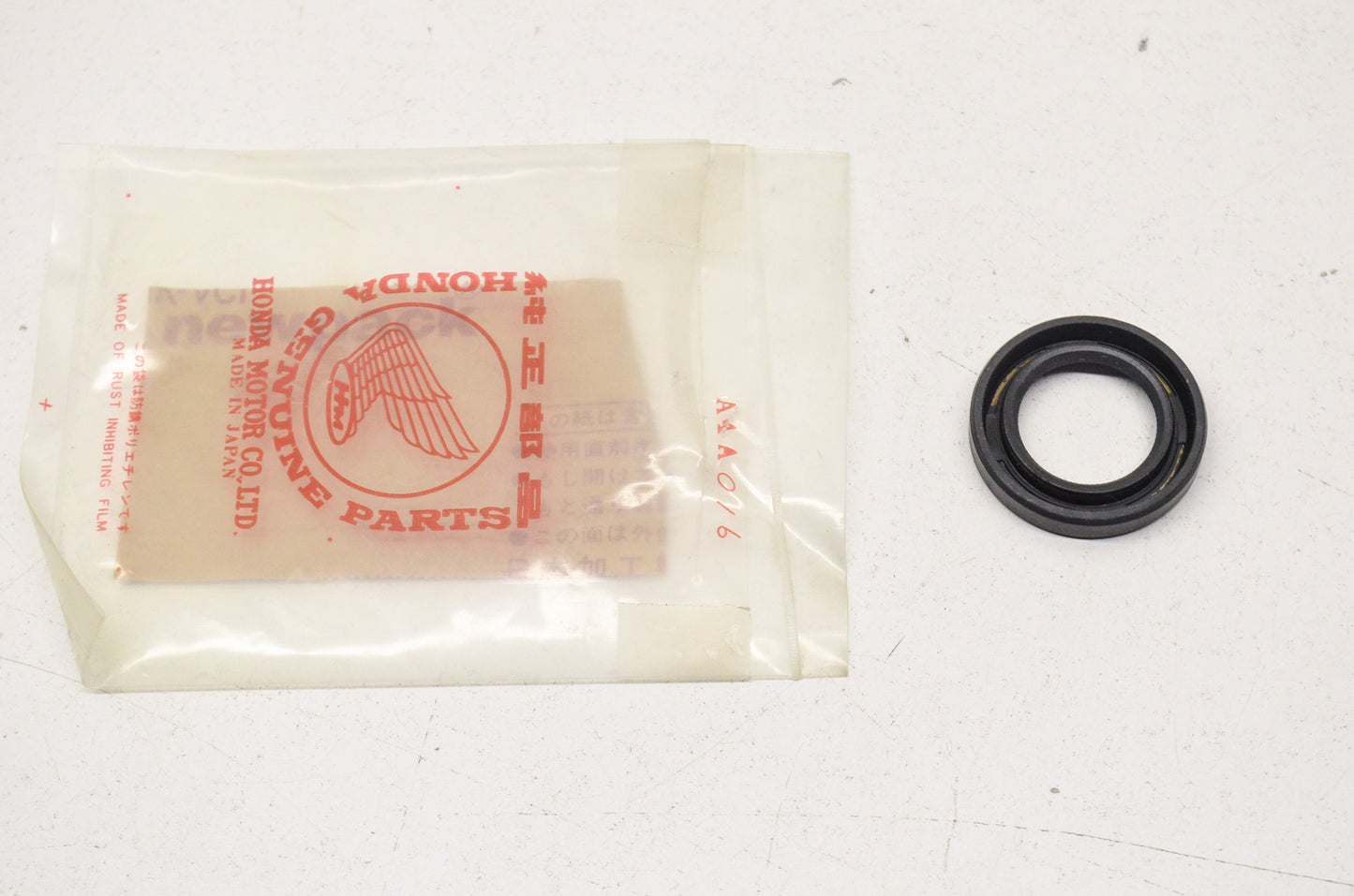 OEM Honda 91202-286-023 Oil Seal 22X35X5 NOS
