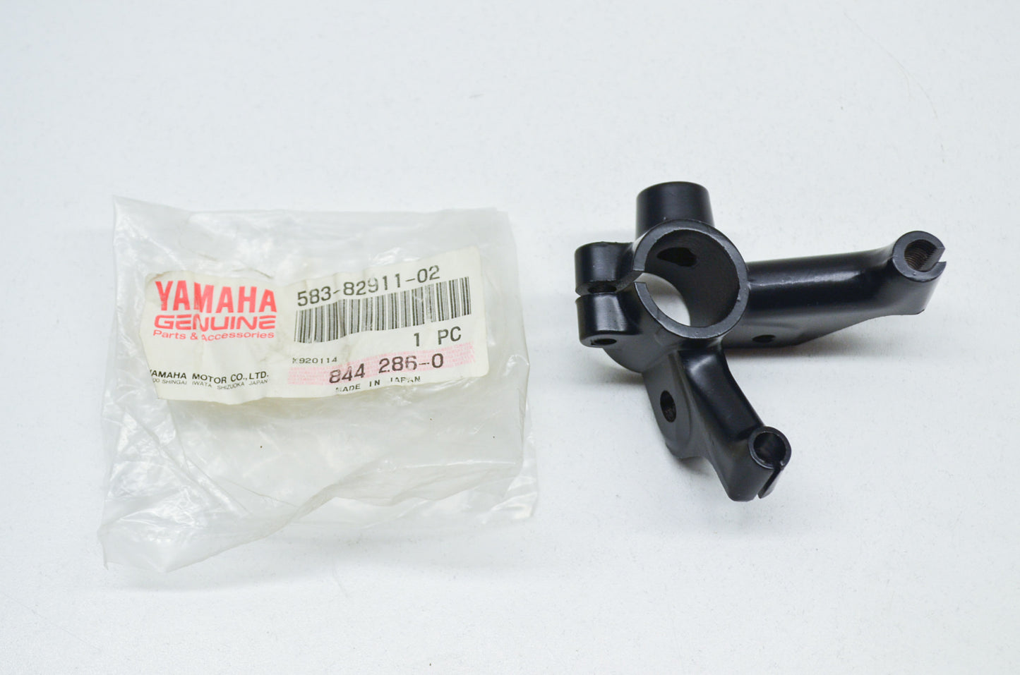 OEM Yamaha 583-82911-02-00 Lever Holder 1 NOS