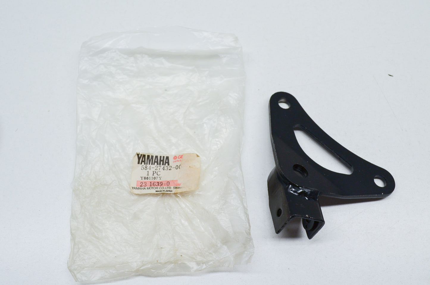 OEM Yamaha 584-27432-00-00 Bracket 1 NOS
