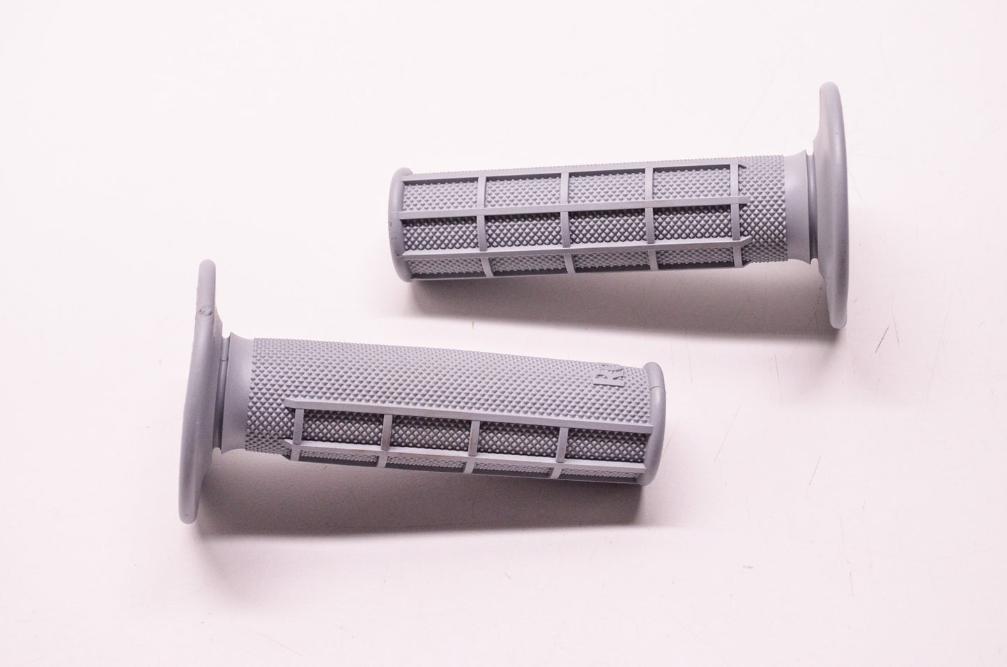 New Renthal Grip Tech Original Motocross Diamond Waffle Soft Compound Grey Grips