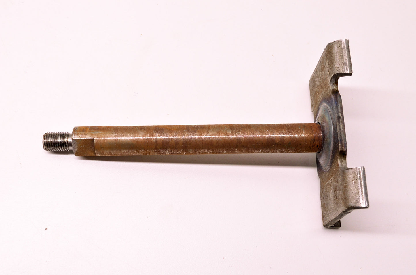 New Briggs & Stratton Spindle Saddle Shaft NOS