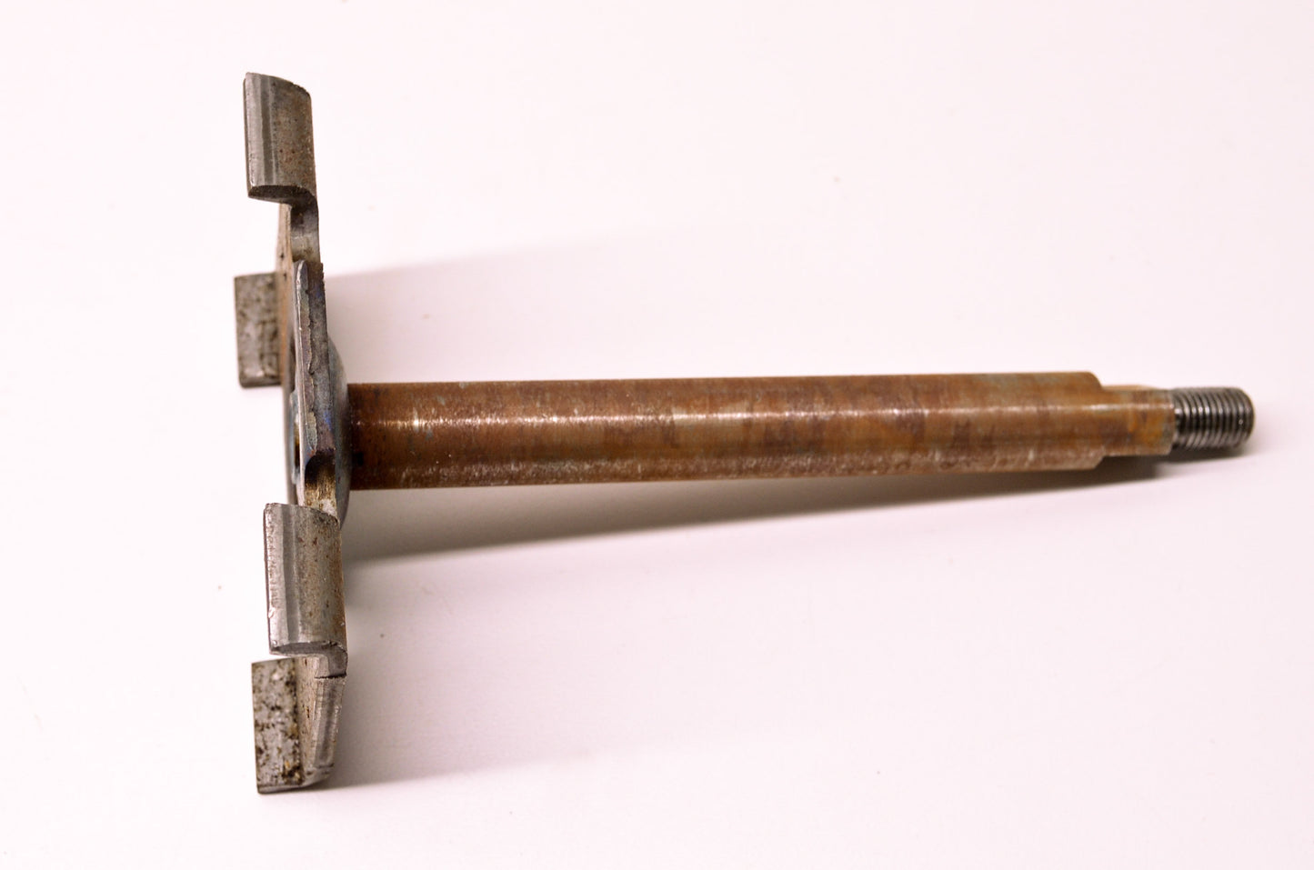 New Briggs & Stratton Spindle Saddle Shaft NOS