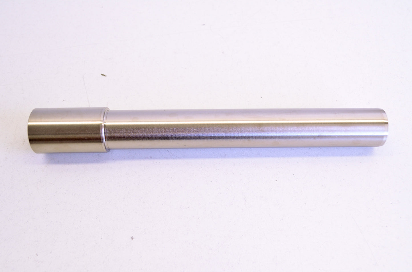 New OEM KTM Front Wheel Spindle Axle 24x1.5 D26 NOS