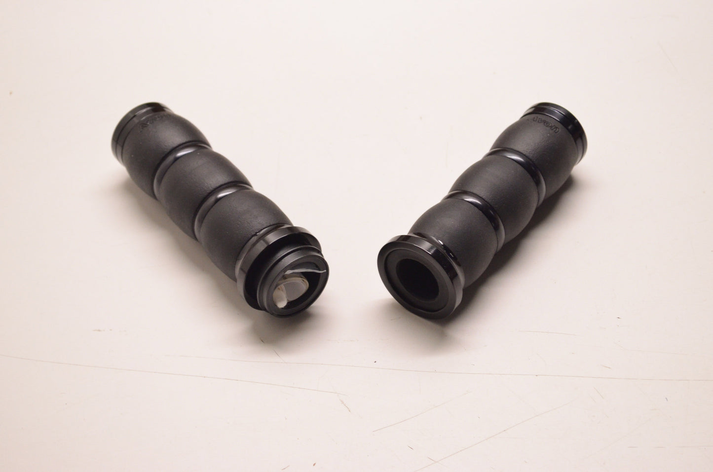 Avon 06300972, 0630-0972 Black 3 Rings Velvet Air Grips NOS