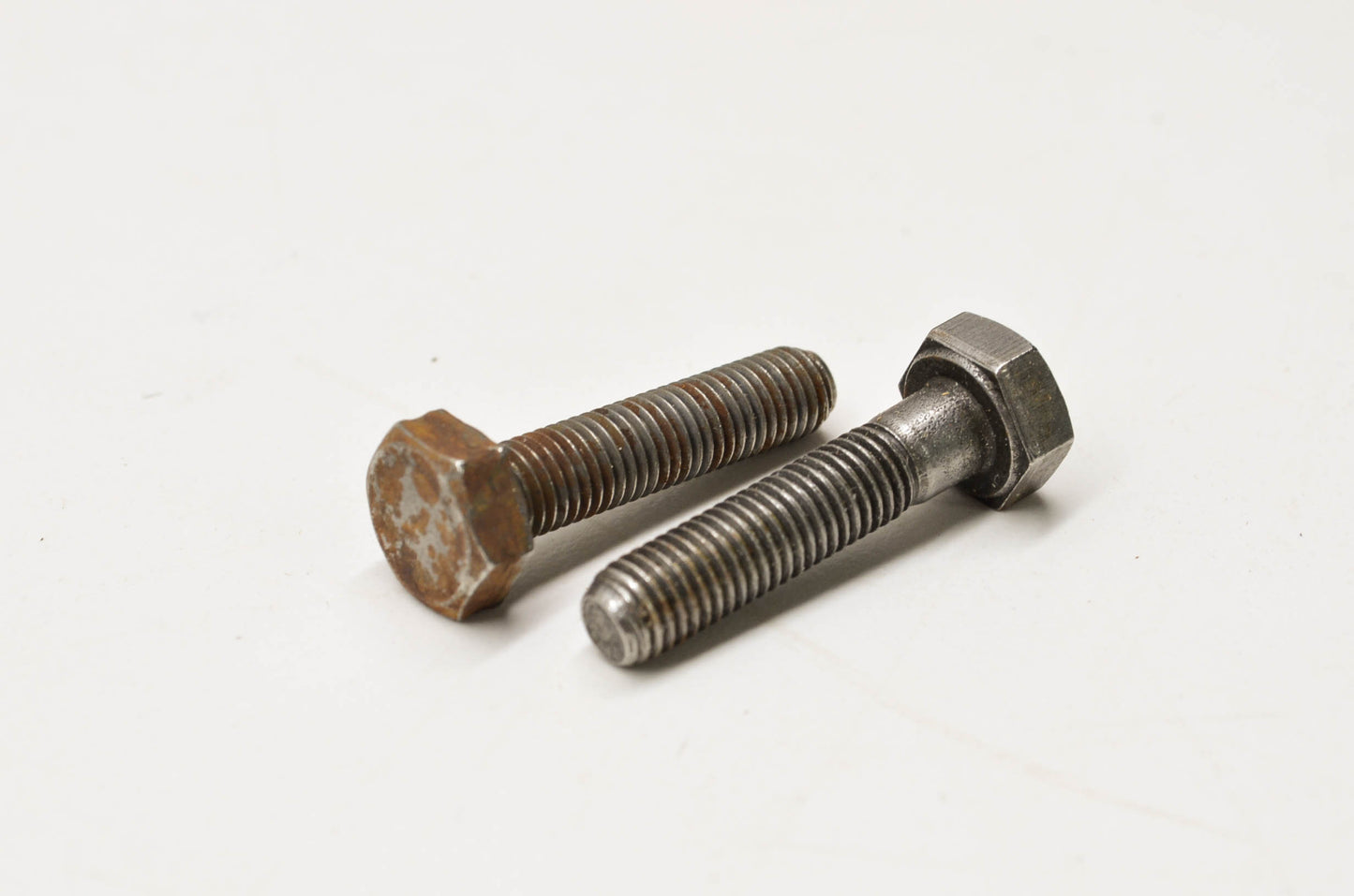 Briggs & Stratton Connecting Rod Bolt 92296 Qty 2 NOS