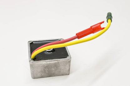 New OEM Briggs & Stratton Voltage Regulator NOS