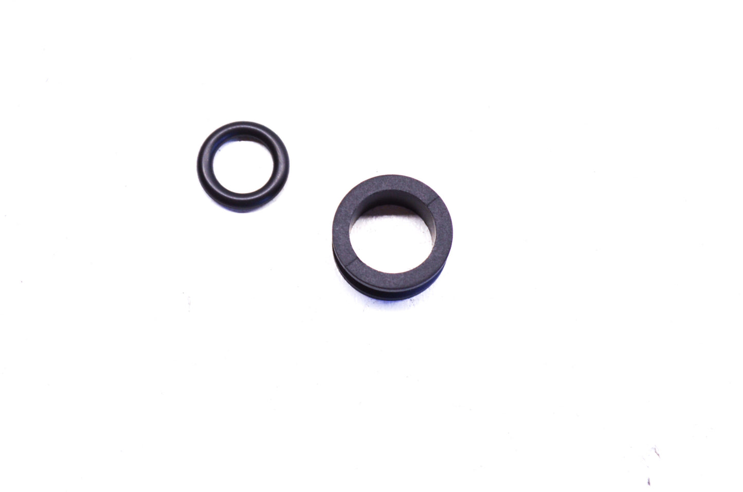 OEM Suzuki 15716-65DT0 Fuel Injector Grommet Set NOS
