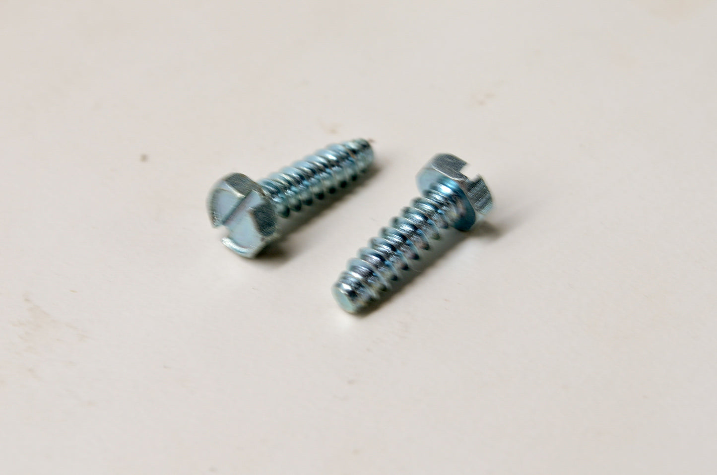 OEM Briggs & Stratton 691044 Screw Qty 2