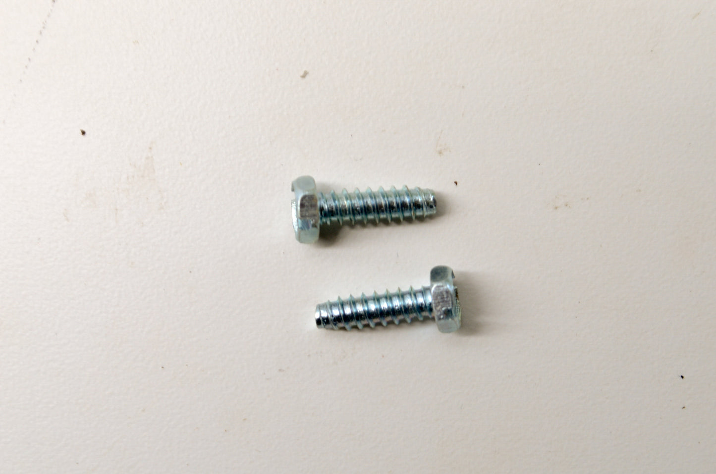 OEM Briggs & Stratton 691044 Screw Qty 2