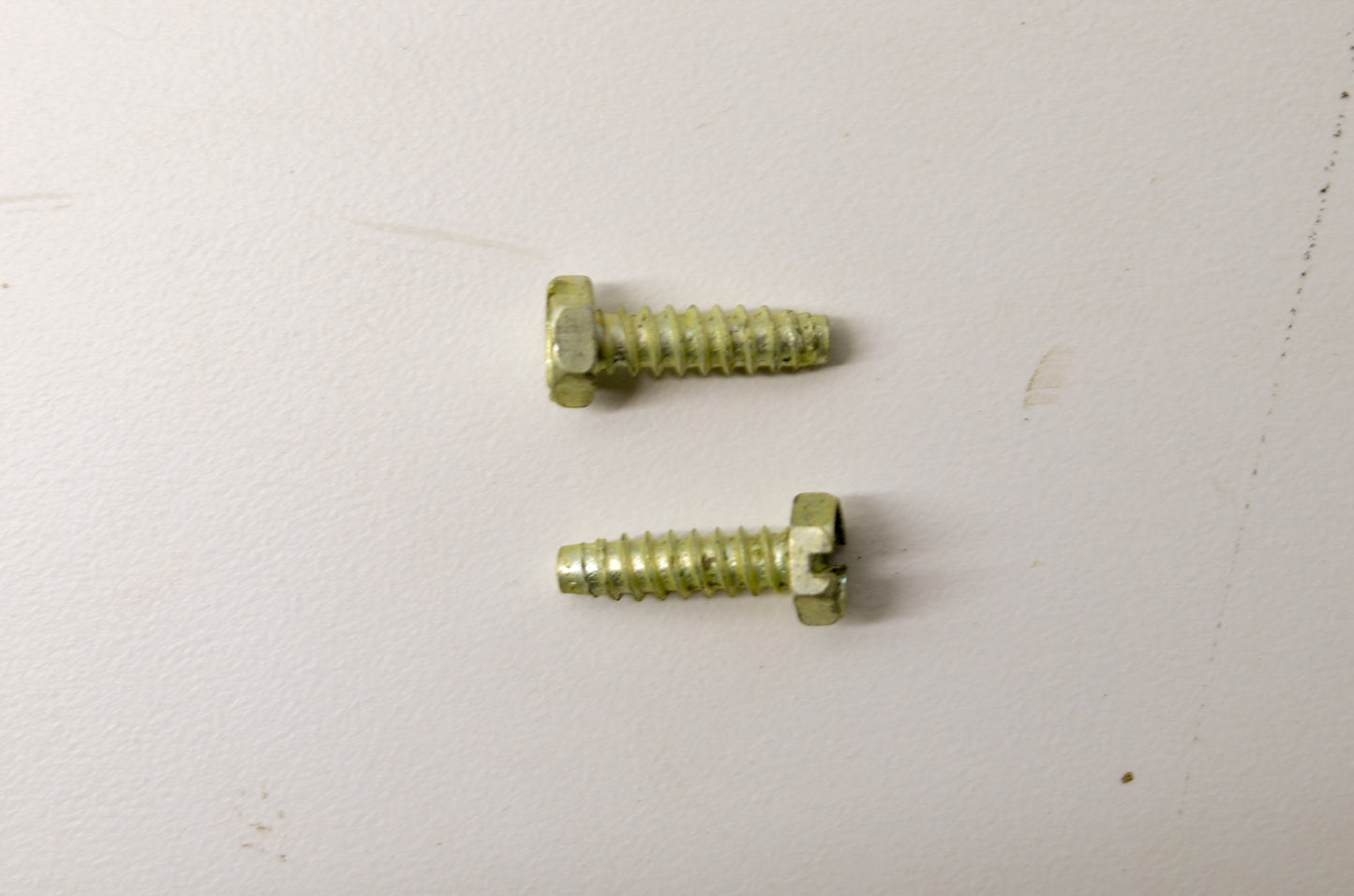 OEM Briggs & Stratton 691044 Screw Yellow Qty 2