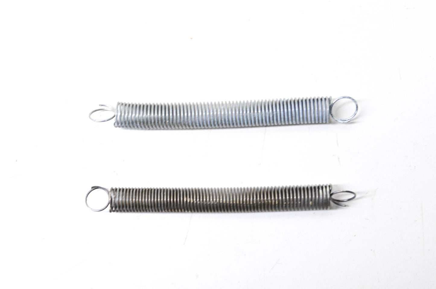 OEM Briggs & Stratton 261105, 9049 Spring Qty 2 NOS