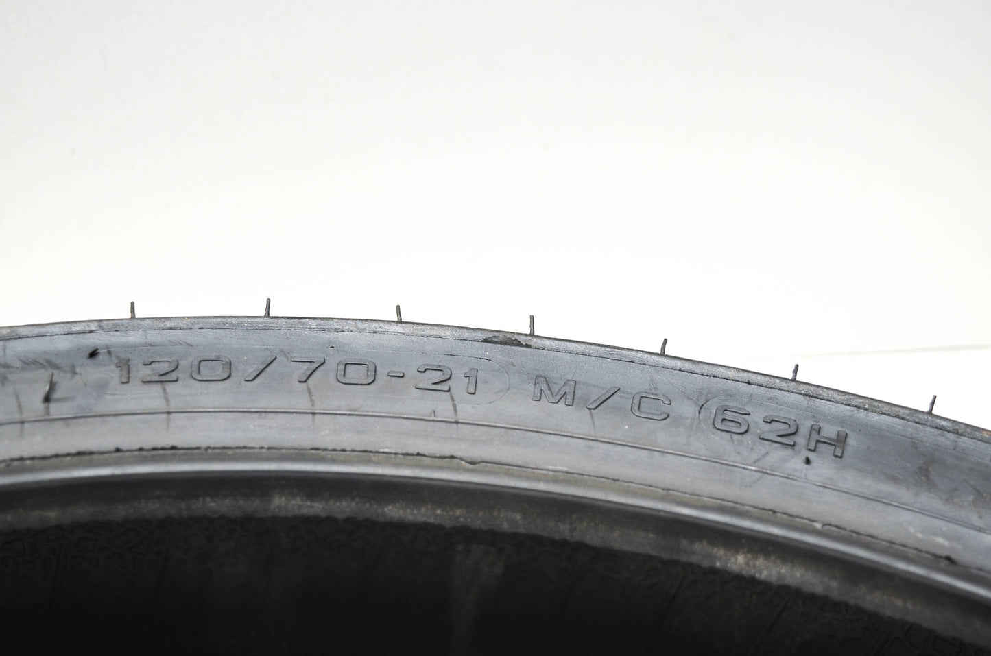 New Metzeler ME880F Marathon 120/70-21 M/C 62H Front Tire NOS