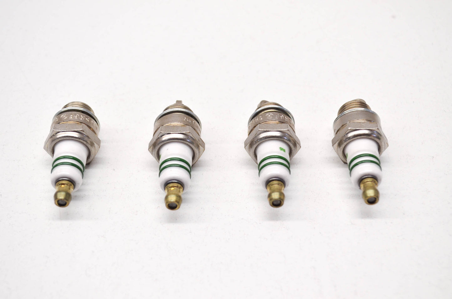New Bosch Spark Plug QTY 4 NOS