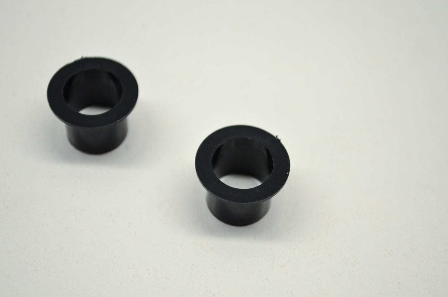 New OEM Mercury Plastic Bushings Qty 2 Mariner 85 500 650 800 850 1000 1100 1150