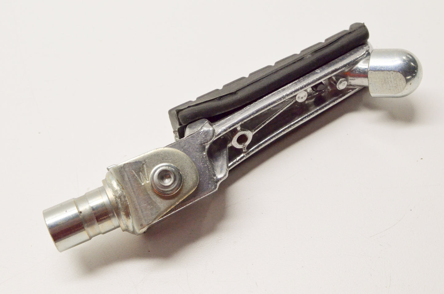 OEM Yamaha 3HE-27420-00-00 Right Front Footrest Assembly NOS